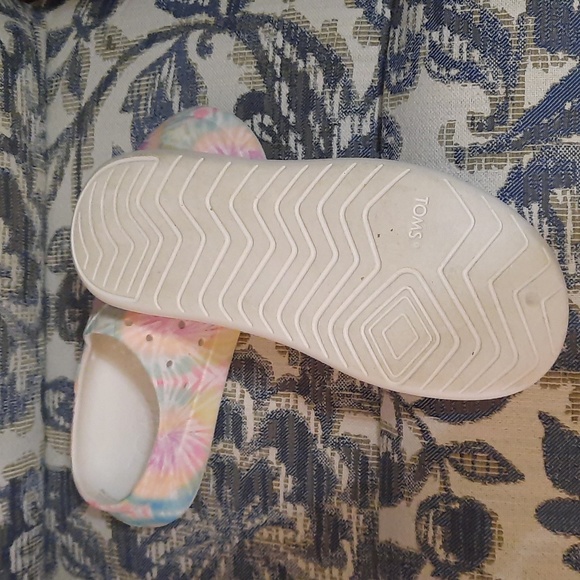 Toms - Picture 3 of 3